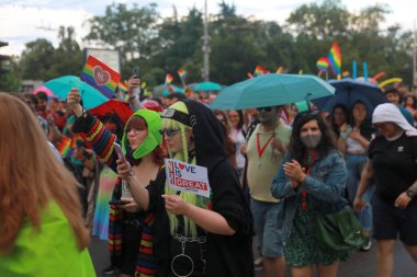 Sofya, Bulgaristan - 12 Haziran 2021: Sofya 'da düzenlenen yıllık LGBT Sofya Onur etkinliğine LGBT hakları lezbiyen, eşcinsel, transseksüel ve biseksüel hakları destekleyen insanlar 14. kez ve bir yıl aradan sonra katılıyor