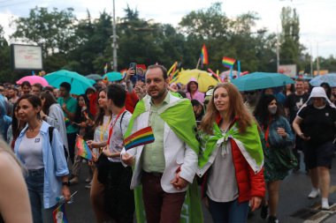 Sofya, Bulgaristan - 12 Haziran 2021: Sofya 'da düzenlenen yıllık LGBT Sofya Onur etkinliğine LGBT hakları lezbiyen, eşcinsel, transseksüel ve biseksüel hakları destekleyen insanlar 14. kez ve bir yıl aradan sonra katılıyor