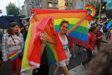 Sofya, Bulgaristan - 12 Haziran 2021: Sofya 'da düzenlenen yıllık LGBT Sofya Onur etkinliğine LGBT hakları lezbiyen, eşcinsel, transseksüel ve biseksüel hakları destekleyen insanlar 14. kez ve bir yıl aradan sonra katılıyor