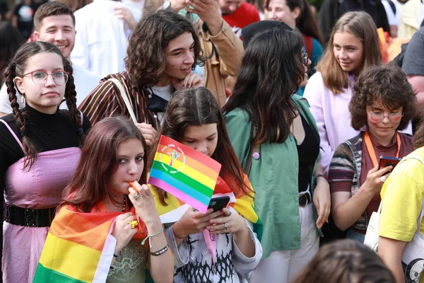 Sofya, Bulgaristan - 12 Haziran 2021: Sofya 'da düzenlenen yıllık LGBT Sofya Onur etkinliğine LGBT hakları lezbiyen, eşcinsel, transseksüel ve biseksüel hakları destekleyen insanlar 14. kez ve bir yıl aradan sonra katılıyor