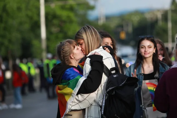 Sofya, Bulgaristan - 12 Haziran 2021: Sofya 'da düzenlenen yıllık LGBT Sofya Onur etkinliğine LGBT hakları lezbiyen, eşcinsel, transseksüel ve biseksüel hakları destekleyen insanlar 14. kez ve bir yıl aradan sonra katılıyor