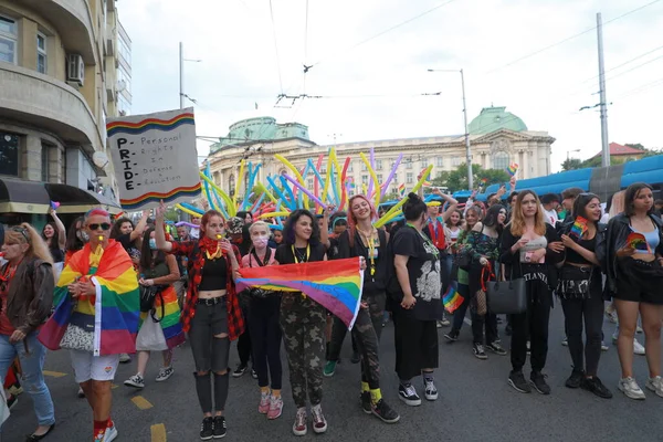 Sofya, Bulgaristan - 12 Haziran 2021: Sofya 'da düzenlenen yıllık LGBT Sofya Onur etkinliğine LGBT hakları lezbiyen, eşcinsel, transseksüel ve biseksüel hakları destekleyen insanlar 14. kez ve bir yıl aradan sonra katılıyor