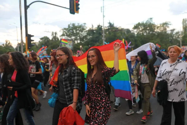 Sofya, Bulgaristan - 12 Haziran 2021: Sofya 'da düzenlenen yıllık LGBT Sofya Onur etkinliğine LGBT hakları lezbiyen, eşcinsel, transseksüel ve biseksüel hakları destekleyen insanlar 14. kez ve bir yıl aradan sonra katılıyor