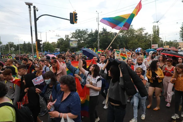 Sofya, Bulgaristan - 12 Haziran 2021: Sofya 'da düzenlenen yıllık LGBT Sofya Onur etkinliğine LGBT hakları lezbiyen, eşcinsel, transseksüel ve biseksüel hakları destekleyen insanlar 14. kez ve bir yıl aradan sonra katılıyor
