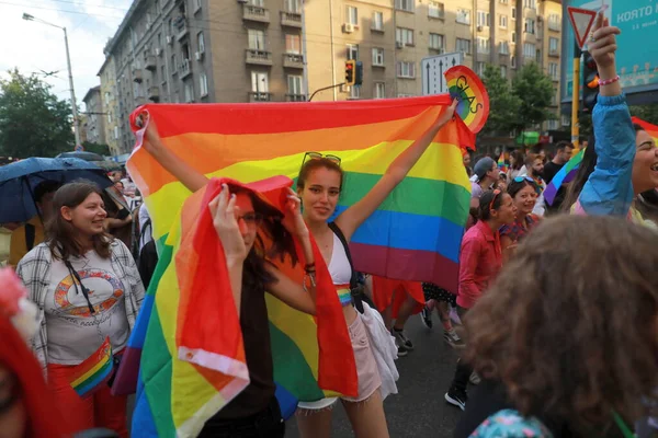 Sofya, Bulgaristan - 12 Haziran 2021: Sofya 'da düzenlenen yıllık LGBT Sofya Onur etkinliğine LGBT hakları lezbiyen, eşcinsel, transseksüel ve biseksüel hakları destekleyen insanlar 14. kez ve bir yıl aradan sonra katılıyor