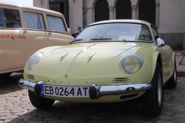 Sofya, Bulgaristan - 12 Haziran 2021: Bulgaristan 'ın başkenti Sofya' daki Spring Retro Parade 'de eski retro otomobillerin geçit töreni