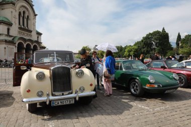 Sofya, Bulgaristan - 12 Haziran 2021: Bulgaristan 'ın başkenti Sofya' daki Spring Retro Parade 'de eski retro otomobillerin geçit töreni