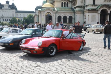 Sofya, Bulgaristan - 12 Haziran 2021: Bulgaristan 'ın başkenti Sofya' daki Spring Retro Parade 'de eski retro otomobillerin geçit töreni