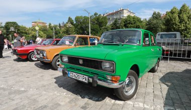 Sofya, Bulgaristan - 12 Haziran 2021: Bulgaristan 'ın başkenti Sofya' daki Spring Retro Parade 'de eski retro otomobillerin geçit töreni