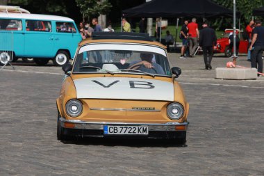 Sofya, Bulgaristan - 12 Haziran 2021: Bulgaristan 'ın başkenti Sofya' daki Spring Retro Parade 'de eski retro otomobillerin geçit töreni
