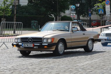 Sofya, Bulgaristan - 12 Haziran 2021: Bulgaristan 'ın başkenti Sofya' daki Spring Retro Parade 'de eski retro otomobillerin geçit töreni