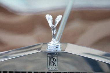 Sofya, Bulgaristan - 12 Haziran 2021: Bulgaristan 'ın başkenti Sofya' daki Spring Retro Parade 'de eski retro otomobillerin geçit töreni