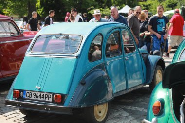 Sofya, Bulgaristan - 12 Haziran 2021: Bulgaristan 'ın başkenti Sofya' daki Spring Retro Parade 'de eski retro otomobillerin geçit töreni