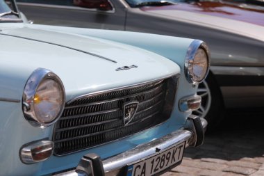 Sofya, Bulgaristan - 12 Haziran 2021: Bulgaristan 'ın başkenti Sofya' daki Spring Retro Parade 'de eski retro otomobillerin geçit töreni