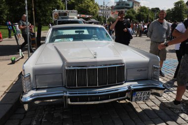 Sofya, Bulgaristan - 12 Haziran 2021: Bulgaristan 'ın başkenti Sofya' daki Spring Retro Parade 'de eski retro otomobillerin geçit töreni