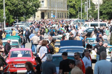 Sofya, Bulgaristan - 12 Haziran 2021: Bulgaristan 'ın başkenti Sofya' daki Spring Retro Parade 'de eski retro otomobillerin geçit töreni