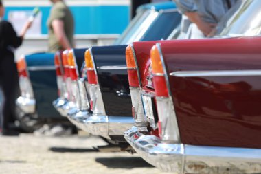 Sofya, Bulgaristan - 12 Haziran 2021: Bulgaristan 'ın başkenti Sofya' daki Spring Retro Parade 'de eski retro otomobillerin geçit töreni