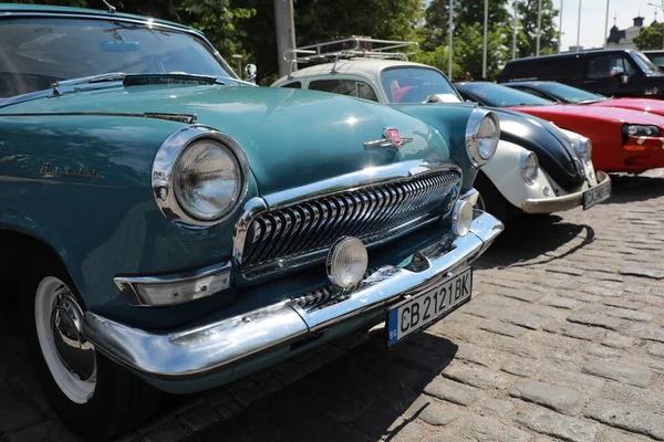 Sofya, Bulgaristan - 12 Haziran 2021: Bulgaristan 'ın başkenti Sofya' daki Spring Retro Parade 'de eski retro otomobillerin geçit töreni