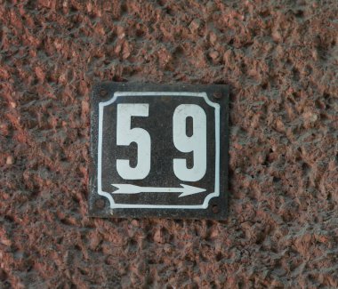 Eski model, kare, paslı, paslı bir plaka. Adres numarası da var. Yaklaş, marka..