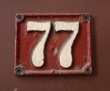 Eski model, kare, paslı, paslı bir plaka. Adres numarası da var. Yaklaş, marka..