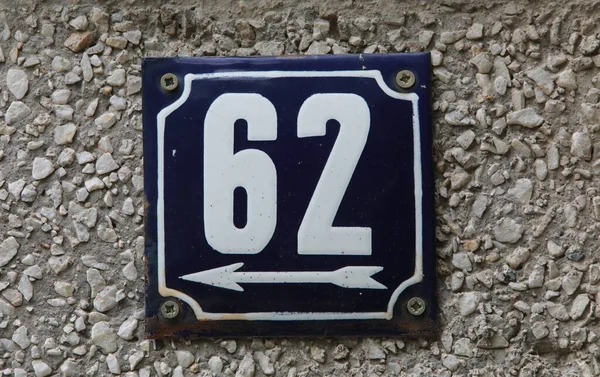 老旧的磨擦方块金属生锈板的街道地址号码与号码 — 图库照片