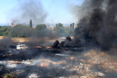 Sofya, Bulgaristan - 3 Ağustos 2021: İtfaiyecilerden oluşan bir ekip Sofya 'nın güney çevre yolu yakınlarında çıkan yangını söndürdü
