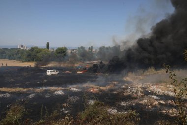 Sofya, Bulgaristan - 3 Ağustos 2021: İtfaiyecilerden oluşan bir ekip Sofya 'nın güney çevre yolu yakınlarında çıkan yangını söndürdü