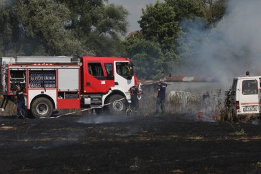 Sofya, Bulgaristan - 3 Ağustos 2021: İtfaiyecilerden oluşan bir ekip Sofya 'nın güney çevre yolu yakınlarında çıkan yangını söndürdü