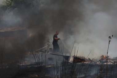 Sofya, Bulgaristan - 3 Ağustos 2021: İtfaiyecilerden oluşan bir ekip Sofya 'nın güney çevre yolu yakınlarında çıkan yangını söndürdü