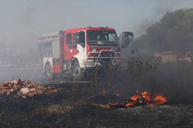 Sofya, Bulgaristan - 3 Ağustos 2021: İtfaiyecilerden oluşan bir ekip Sofya 'nın güney çevre yolu yakınlarında çıkan yangını söndürdü