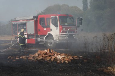 Sofya, Bulgaristan - 3 Ağustos 2021: İtfaiyecilerden oluşan bir ekip Sofya 'nın güney çevre yolu yakınlarında çıkan yangını söndürdü