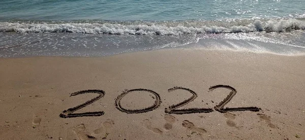 Καλή Χρονιά 2022 Γράμματα Στην Παραλία Κύμα Και Καταγάλανη Θάλασσα — Φωτογραφία Αρχείου