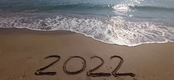 Καλή Χρονιά 2022 Γράμματα Στην Παραλία Κύμα Και Καταγάλανη Θάλασσα — Φωτογραφία Αρχείου