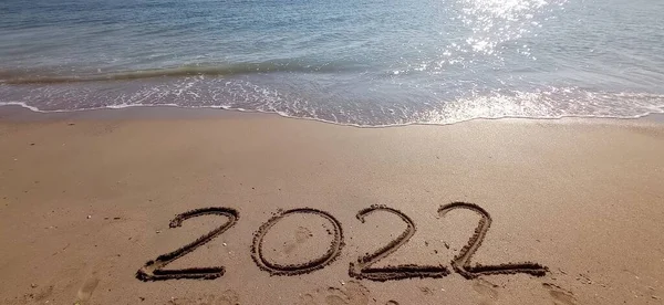 Gelukkig Nieuwjaar 2022 Belettering Het Strand Met Golf Helderblauwe Zee — Stockfoto