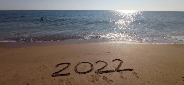 Новым 2022 Годом Лежа Пляже Волнами Чистым Синим Морем Номера — стоковое фото