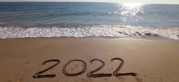 Gelukkig Nieuwjaar 2022 Belettering Het Strand Met Golf Helderblauwe Zee — Stockfoto