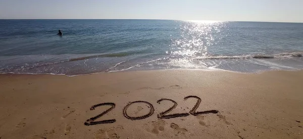 Šťastný Nový Rok 2022 Nápisy Pláži Vlnou Průzračným Modrým Mořem — Stock fotografie