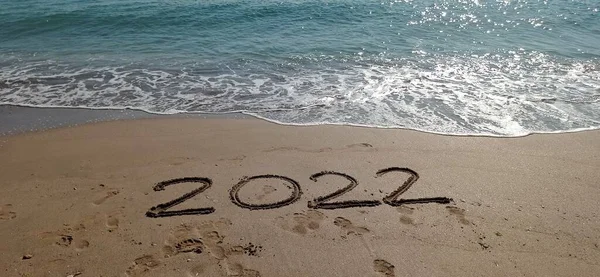 Gelukkig Nieuwjaar 2022 Belettering Het Strand Met Golf Helderblauwe Zee — Stockfoto