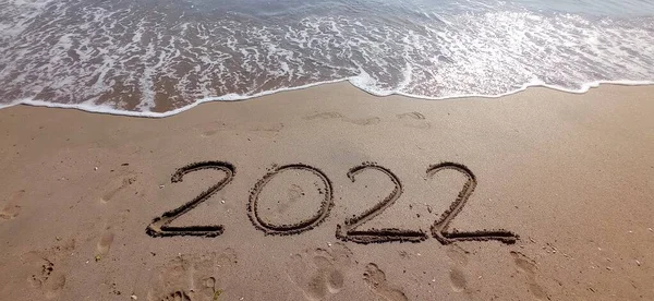 Gelukkig Nieuwjaar 2022 Belettering Het Strand Met Golf Helderblauwe Zee — Stockfoto