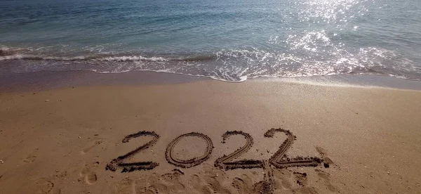 Καλή Χρονιά 2022 Γράμματα Στην Παραλία Κύμα Και Καταγάλανη Θάλασσα — Φωτογραφία Αρχείου