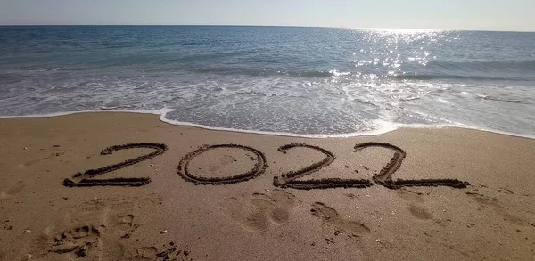 Gelukkig Nieuwjaar 2022 Belettering Het Strand Met Golf Helderblauwe Zee — Stockfoto
