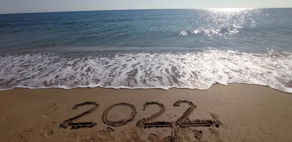 Mutlu Yıllar 2022 Plajda Sallayarak Açık Mavi Denizle Deniz Kıyısında — Stok fotoğraf