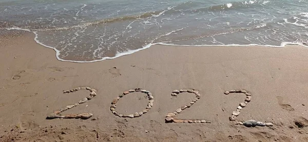 Gelukkig Nieuwjaar 2022 Belettering Het Strand Met Golf Helderblauwe Zee — Stockfoto