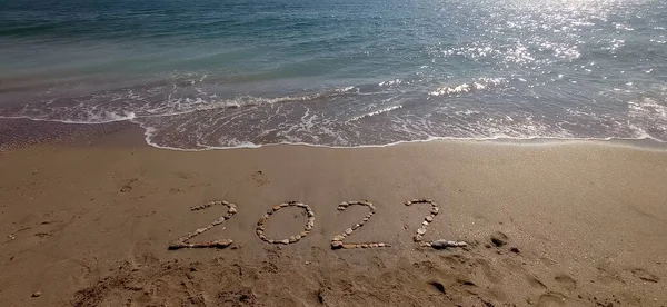 Gelukkig Nieuwjaar 2022 Belettering Het Strand Met Golf Helderblauwe Zee — Stockfoto