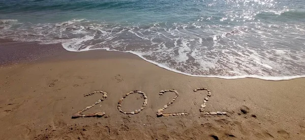 Mutlu Yıllar 2022 Plajda Sallayarak Açık Mavi Denizle Deniz Kıyısında — Stok fotoğraf