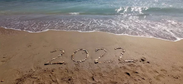 Gelukkig Nieuwjaar 2022 Belettering Het Strand Met Golf Helderblauwe Zee — Stockfoto