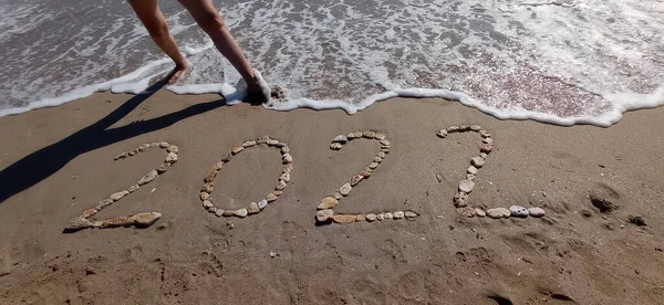 Happy New Year 2022 Lettering Beach Wave Clear Blue Sea — Stock Photo, Image