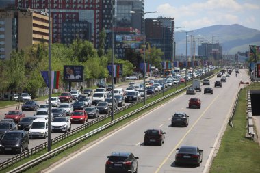 Sofya, Bulgaristan - 15 Nisan 2025: Sofya 'daki Çariçe Shose Bulvarı' nda trafik sıkışıklığı. Burası Bulgaristan 'ın başkenti Sofya' nın en büyük bulvarı..