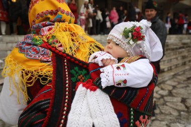 Razlog, Bulgaristan - 21 Ocak 2026: Bulgaristan 'ın Razlog kentinde yaşayanlar Babinden' i veya ebe gününü kutluyorlar. Bayram, kadınların doğum yapmasına yardım eden büyükannelere adanmıştır.