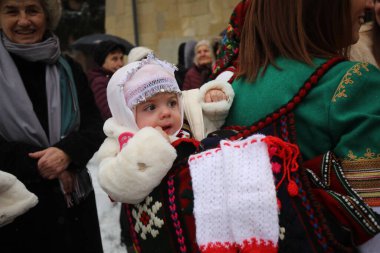 Razlog, Bulgaristan - 21 Ocak 2026: Bulgaristan 'ın Razlog kentinde yaşayanlar Babinden' i veya ebe gününü kutluyorlar. Bayram, kadınların doğum yapmasına yardım eden büyükannelere adanmıştır.